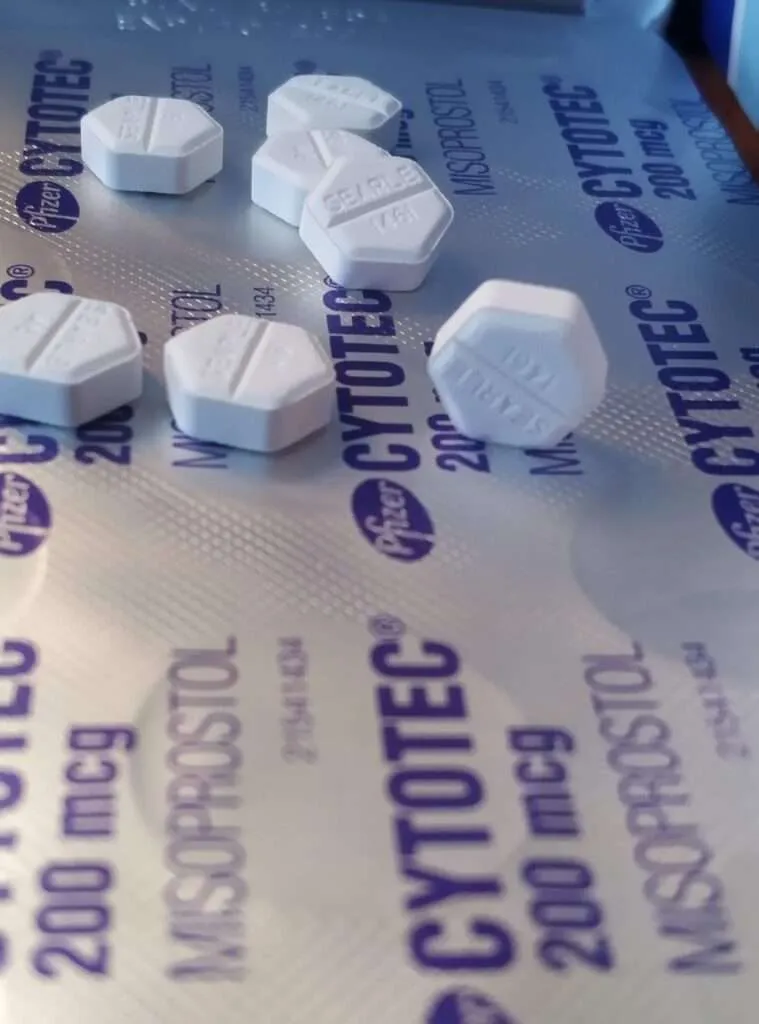شريط Cytotec 200 mcg الأصلي — العلامة التجارية والتركيز على عبوة Pfizer (مرجع بصري لا يثبت الأصالة وحده)